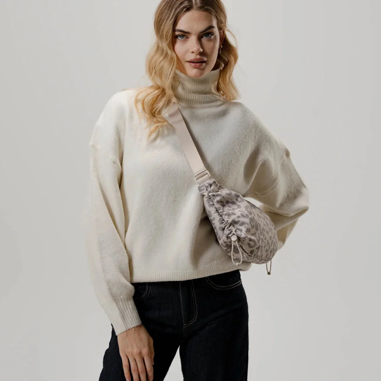 Skara Small Shoulder Bag - Image 33